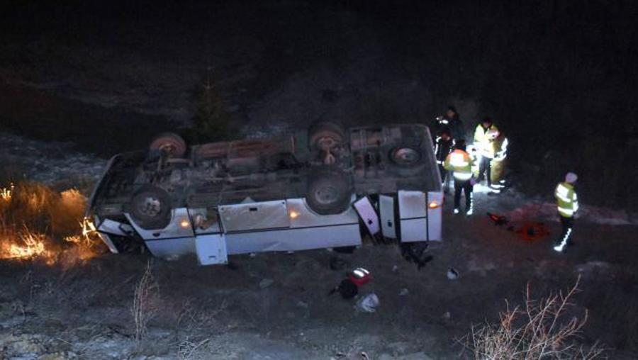 Deprem bölgesinden dönen ekibi taşıyan midibüs devrildi: 13 yaralı