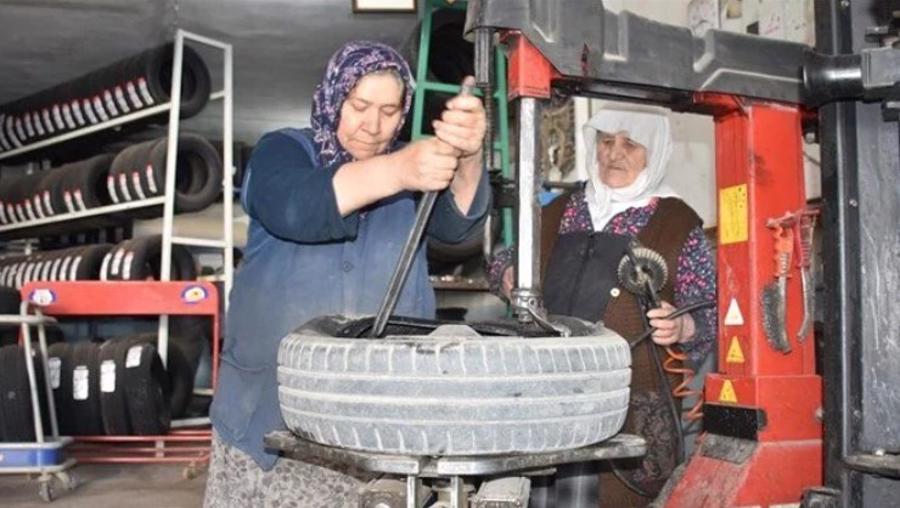 Lastik tamircisi Vesile Nine çırağı olan gelinine işi devretti