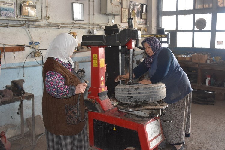 Lastik tamircisi Vesile Nine çırağı olan gelinine işi devretti - 1