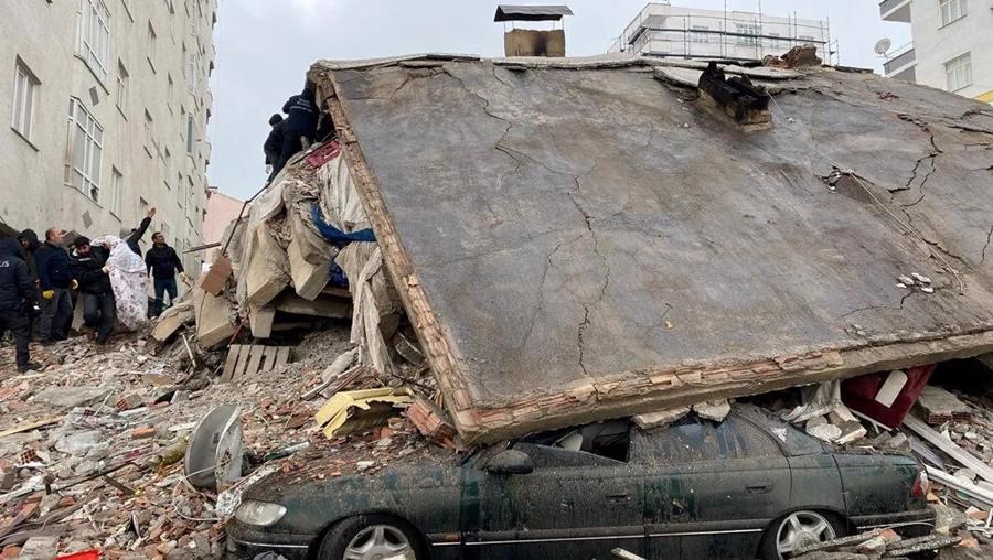 Türkiye'deki 7,4 büyüklüğündeki deprem dünya basınının manşetlerinde