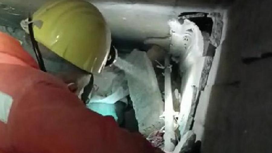 Enkazdan ölen kızının akıllı saatinden mesaj göndererek kurtuldu