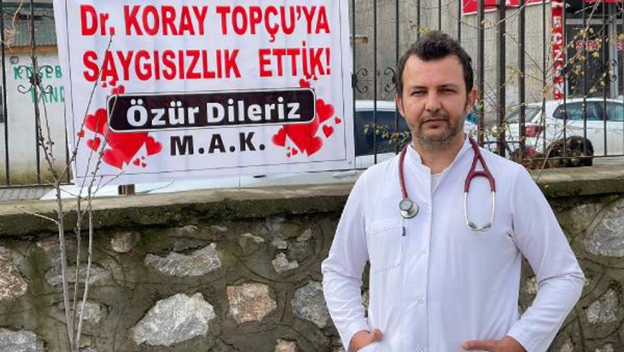 Tartıştıkları doktordan pankartla özür dilediler