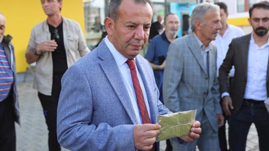 Tanju Özcan’dan belediye astığı ‘Hemen gidin’ pankartı kaldırıldı