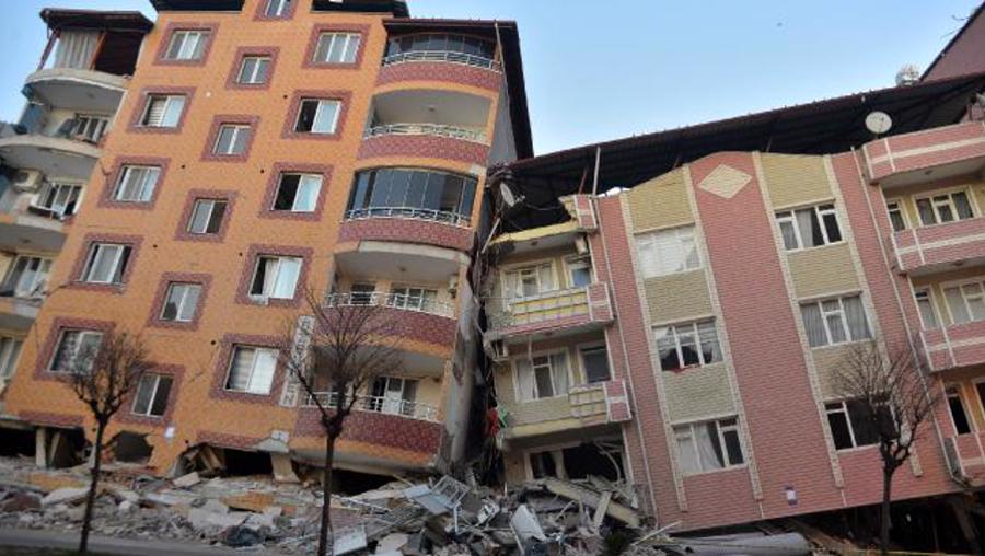 Hatay'da bazı binalar birbirine yaslandı