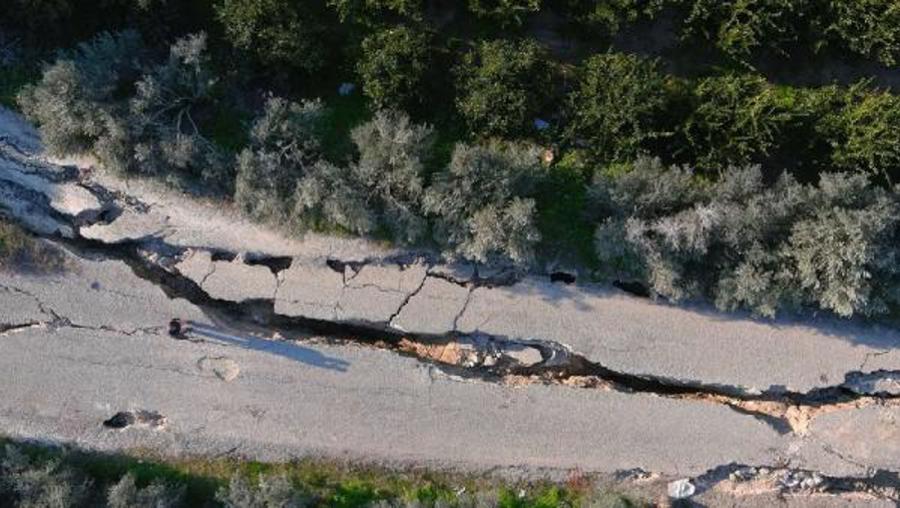 Hatay'da yarıkların oluştuğu 3 kilometrelik yol çöktü