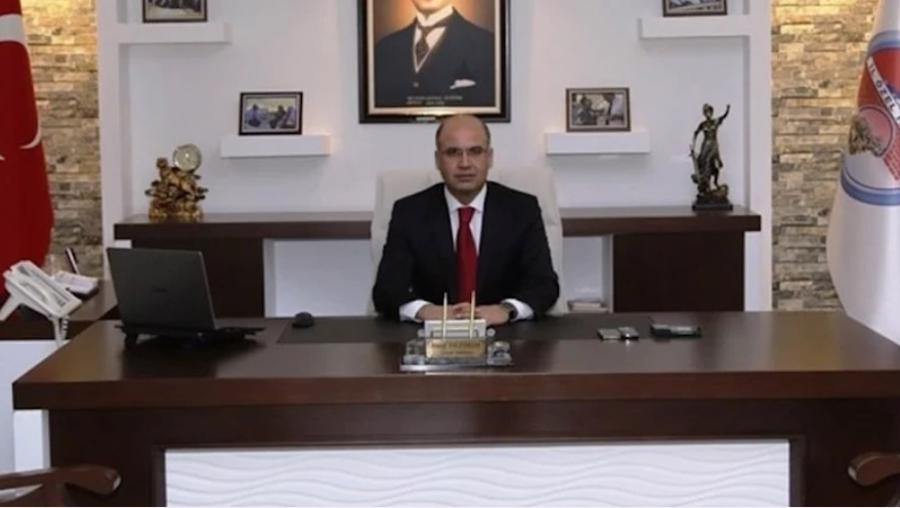 Ayağa kalkmadığı için personeline soruşturma açmıştı, görevinden alındı