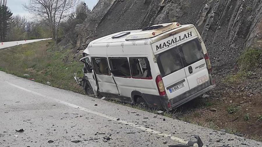 Ankara'da servis aracı kaza yaptı: 2 ölü, 17 yaralı