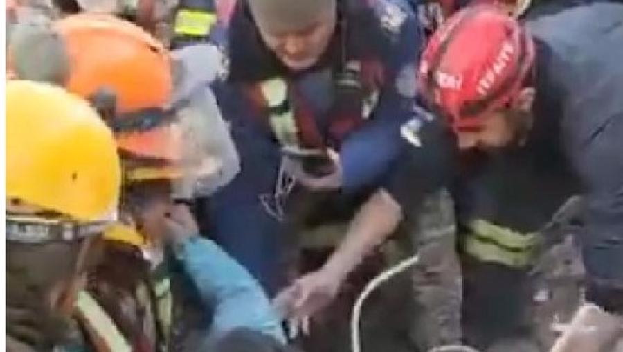 Kahramanmaraş'ta Hatice, 180'inci saatte enkazdan kurtarıldı