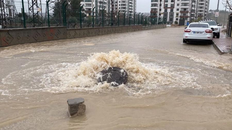 İstanbul Valiliği: Sel nedeniyle 2 kişi hayatını kaybetti, 12 kişi yaralandı