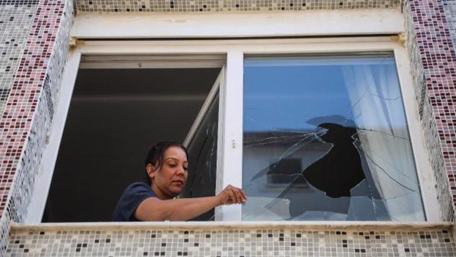 Tahliye etmek istediği kiracısının camlarını kırdı