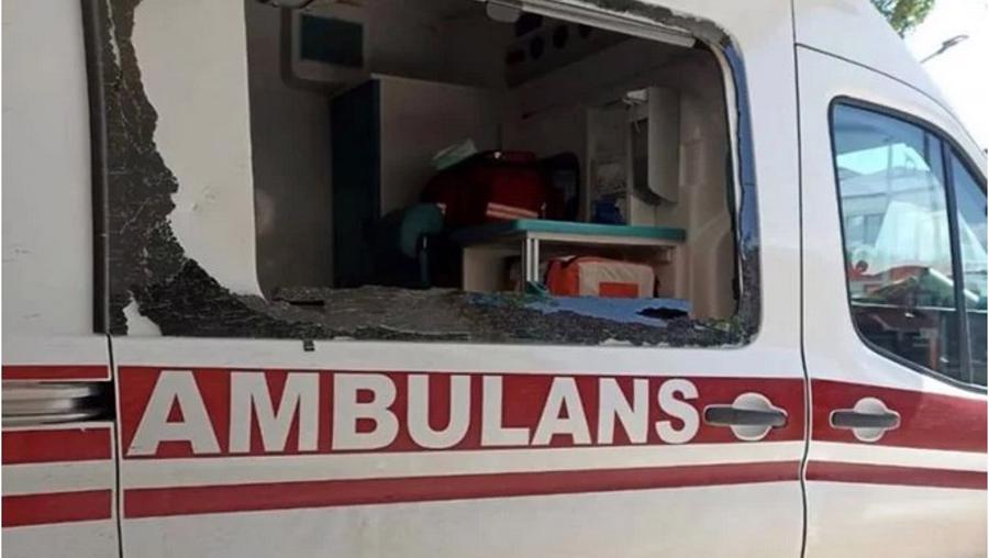 Sağlık ekibine çekiçli saldırı: Ambulansın camını kırdılar!