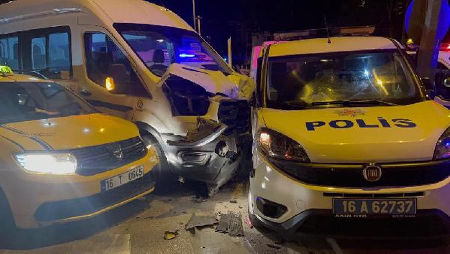 Bursa'da polis aracı ile servis minibüsü ve taksi çarpıştı: 3'ü polis 6 yaralı