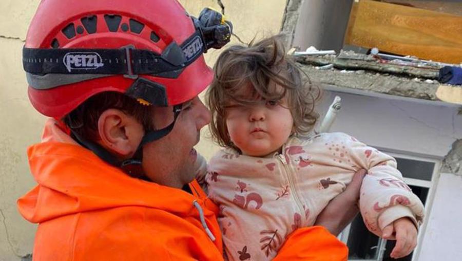 İtfaiye personeli göçük altındaki bebeği 'Tamam kuzum, gidelim' diye kurtardı