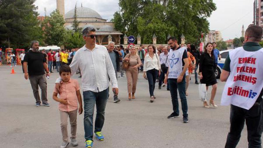 Öğretmenler, promosyon ücretini güncellemediği için maaş anlaşmalı bankayı protesto etti