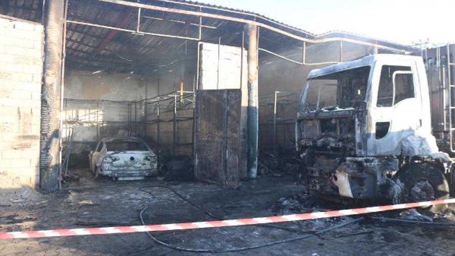 Belediye garajında yangın; Başkan Aksoy'un makam aracı yandı