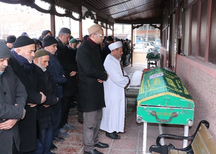 Hatay'da enkaz altındaki kızını bekleyen imam kalp krizi geçirdi