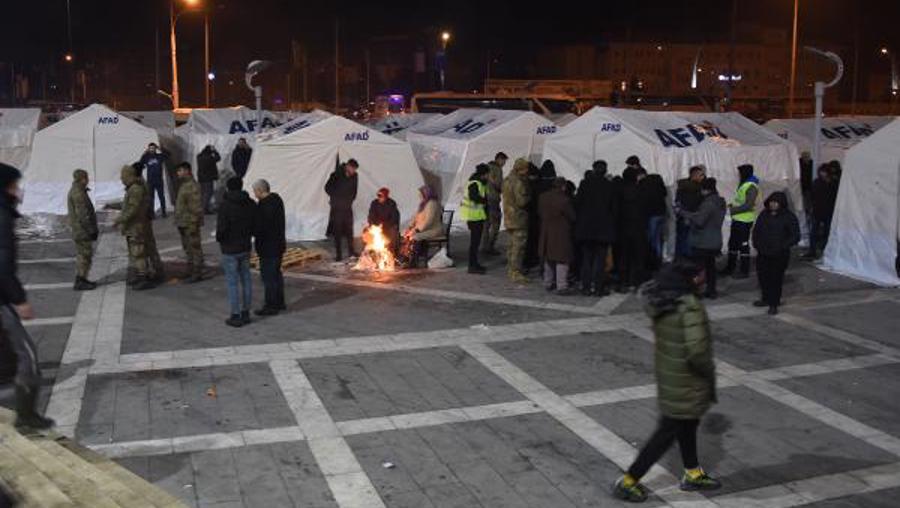 Depremzedeler toplanma merkezlerinde ateş yakıp ısınıyorlar