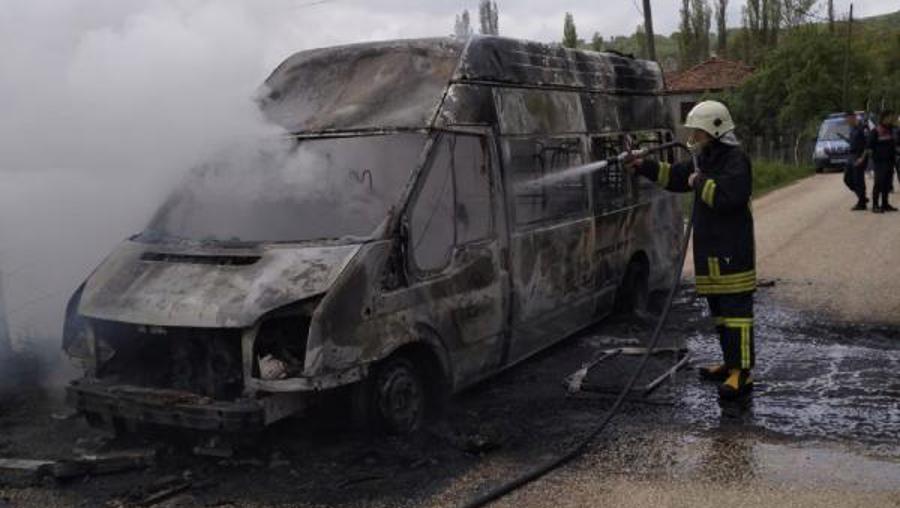 Öğrencileri taşıyan minibüs yandı