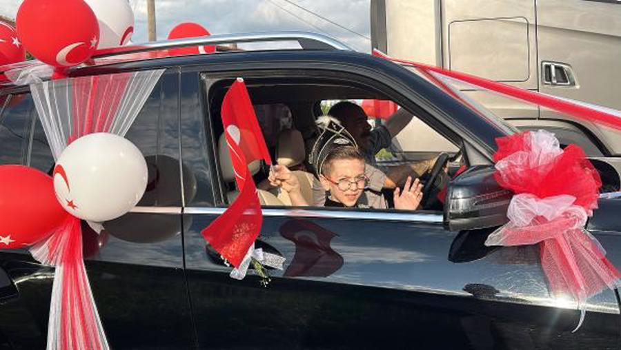 Kütahya Valisi Çelik’in makam aracı, şehit oğlu için düğün aracı oldu