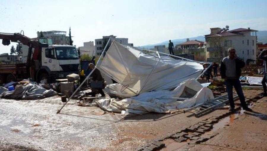 Pazarcık'ta hortum; depremzede çadırları uçtu: 8' i ağır, 40 yaralı