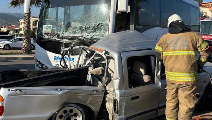 Asker ve sivil memurları taşıyan servis midibüsü ile kamyonet çarpıştı; 1 ölü, 6 yaralı