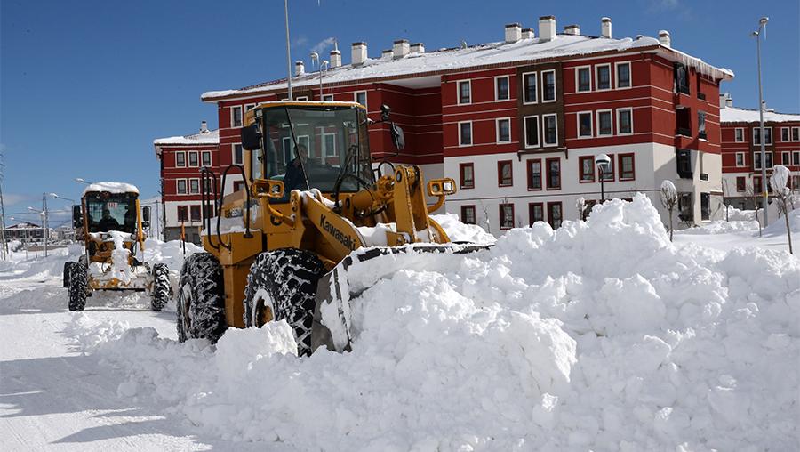 Bitlis'te kar kalınlığı 168 santimetreye ulaştı