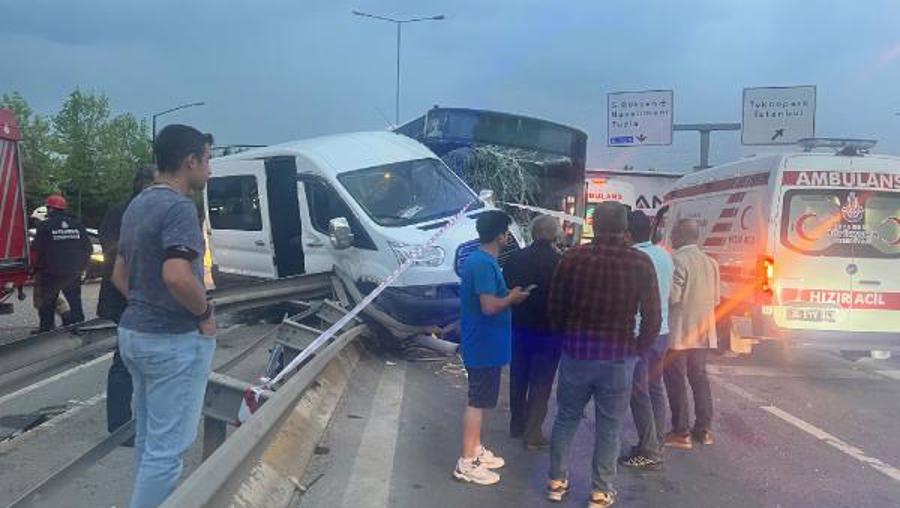 Havalimanı personelini taşıyan servis aracı İETT otobüsü ile çarpıştı: 6 yaralı