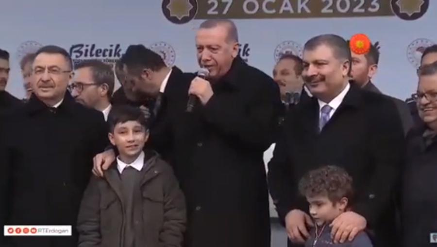 Erdoğan, arabesk şarkıya böyle eşlik etti