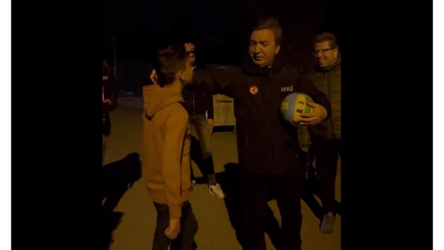 Vali Hamza Aydoğdu afet bölgesinde çocuklarla yakan top oynadı