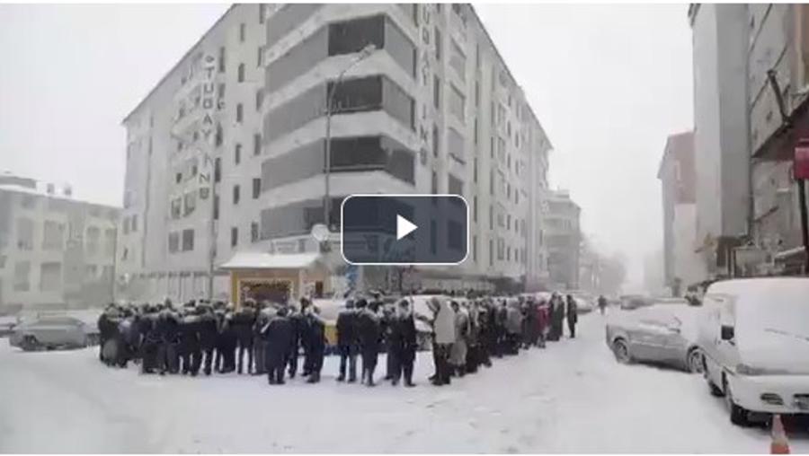 Erzurum'da kar altında ucuz et kuyruğu! Utanmıyor musun bizi çekmeye