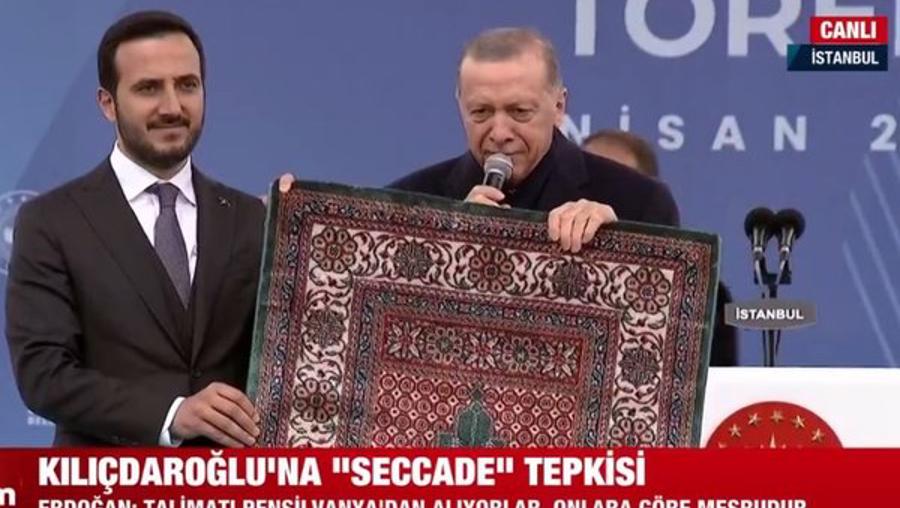Seccade hediye edilen Erdoğan: Şükür namazını bu seccadede kılacağız