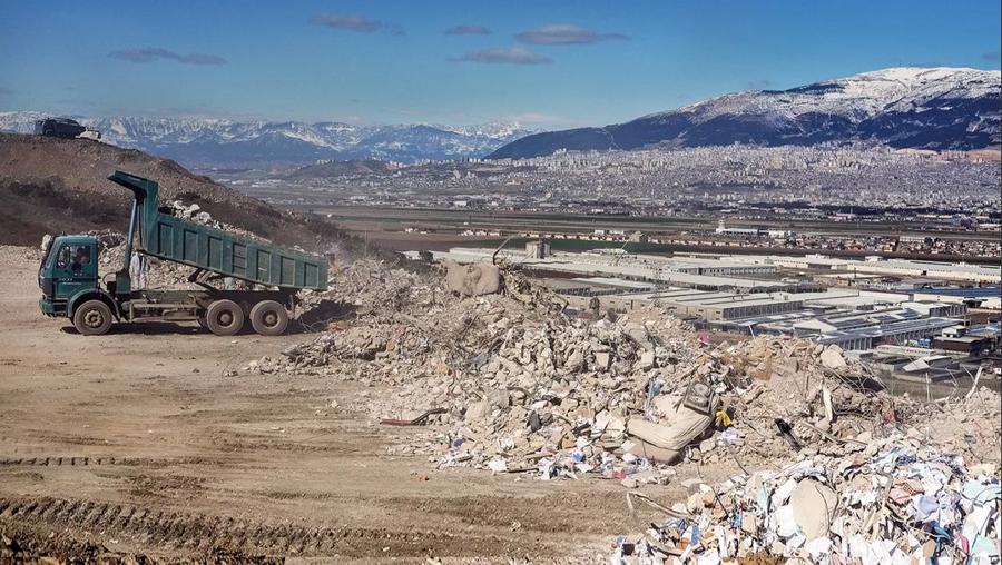 Deprem enkazı atıl maden çukurlarına 