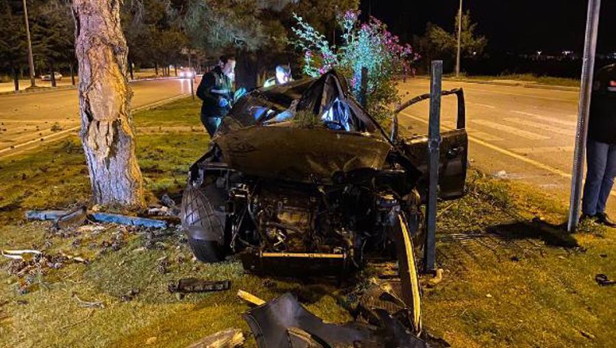 Otomobil refüjdeki ağaca çarptı; astsubay öldü, eşi ağır yaralı