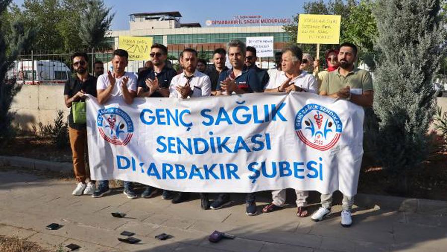Diyarbakır'da, sağlık çalışanları zam oranına tepki göstererek cüzdanlarını yere fırlattı