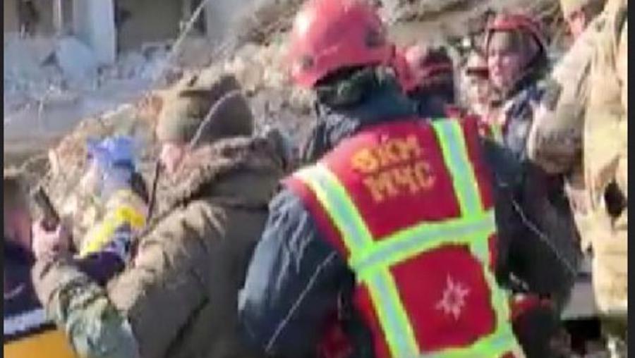 Hatay'da 3 kişi depremin 296. saatinde enkazdan kurtarıldı