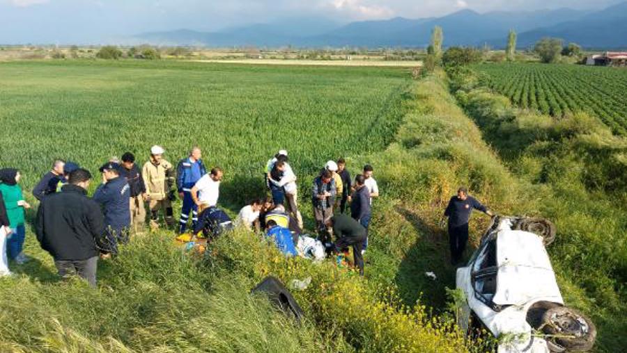 Takla atan otomobildeki öğretmen hayatını kaybetti