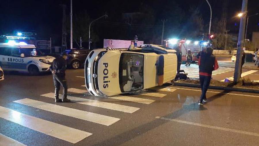 Polis aracı ile otomobil çarpıştı: 2 polis yaralı   