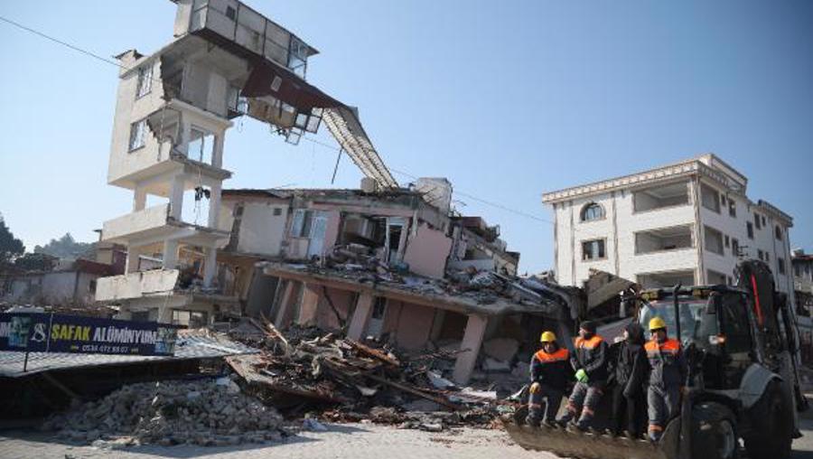 Depremde yıkılan bina için belediye başkanı bilinçli taksirle öldürme suçu kapsamında yargılanmalıdır