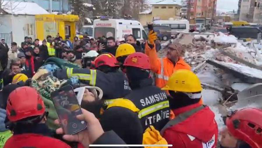 5 katlı binanın enkazından sağ kurtarıldı 