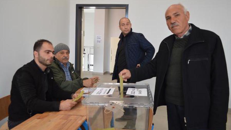 Elazığ’daki depremin ardından kurulan mahallede muhtarlık seçimi