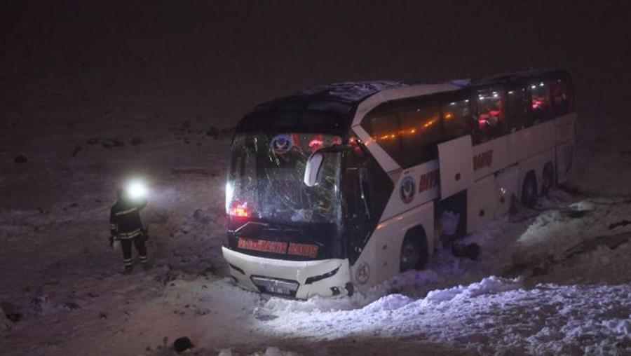Diyarbakır'da yolcu otobüsü şarampole düştü:1 ölü