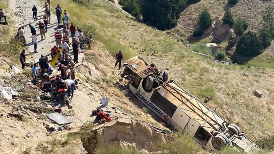 Yolcu otobüsü viyadükten düştü: Ölü ve yaralılar var