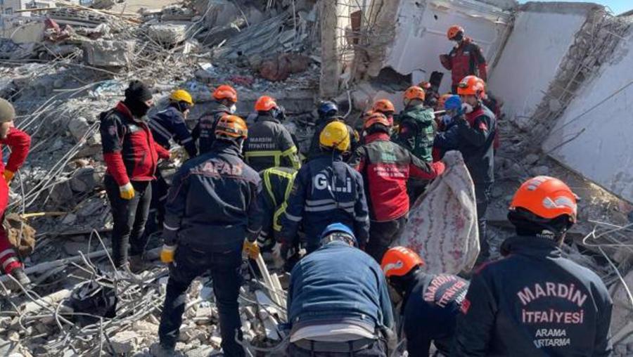 Depremin 129. saatinde 4 kişi enkazdan kurtarıldı