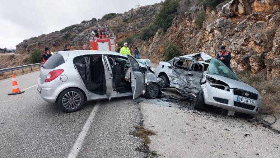 Isparta'da otomobiller çarpıştı; 1 ölü, başhekim ile 3 sağlıkçı yaralı