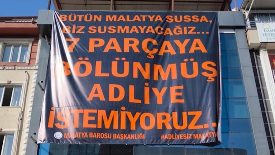 Depremden sonra ağır hasarlı hale gelen Malatya Adliyesi koridorlara sıkıştı