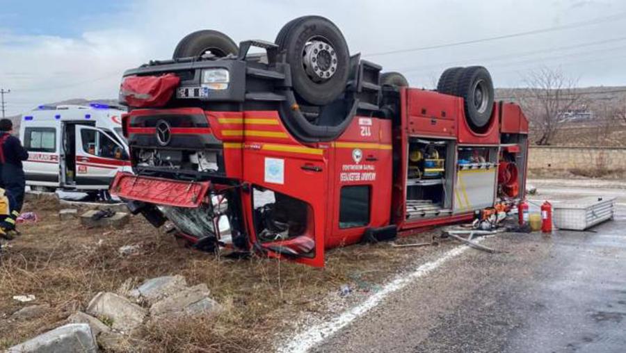 Aksaray'da itfaiye aracı devrildi: 6 yaralı