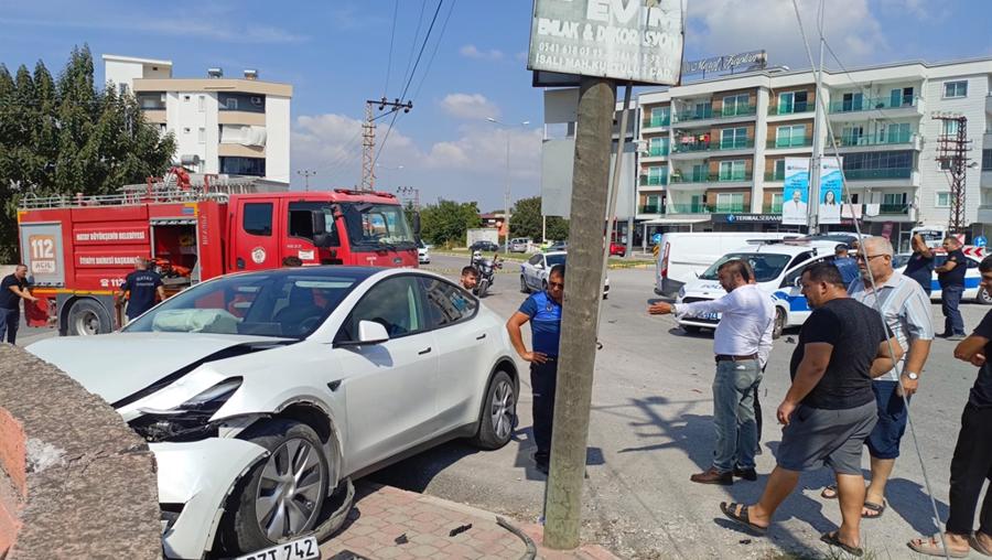 Otomobil ile polis aracı çarpıştı; 3'ü polis, 5 yaralı