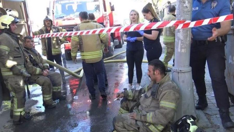 İstanbul'da korkutan yangın: 3 itfaiye görevlisi hastaneye kaldırıldı