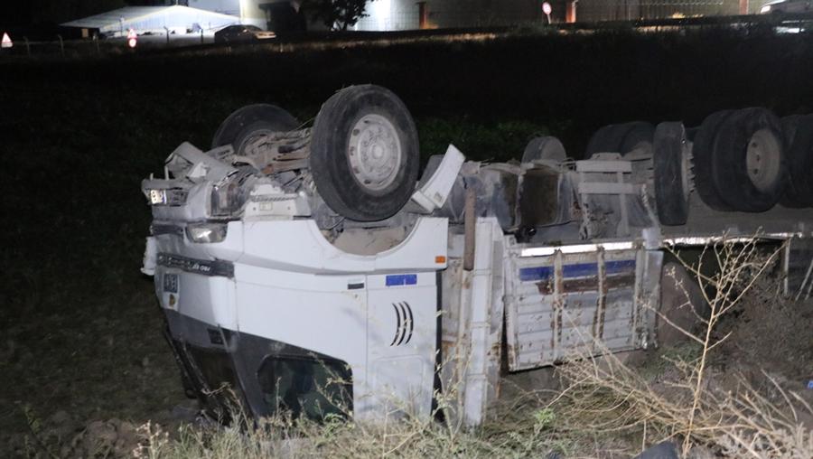 Hafif ticari araç ile kamyon çarpıştı; 1 öğretmen öldü, 5 yaralı