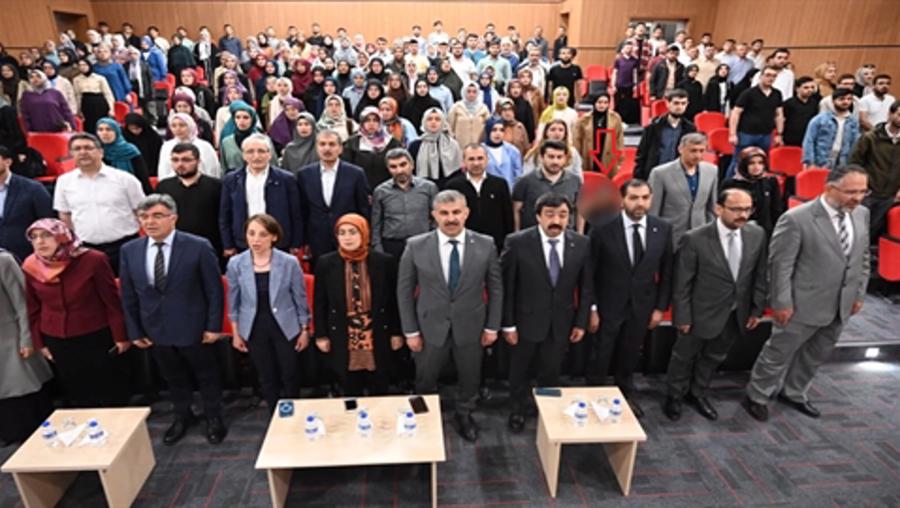 'İstiklal Marşı' okunduğu sırada ayağa kalkmayan akademisyen açığa alındı